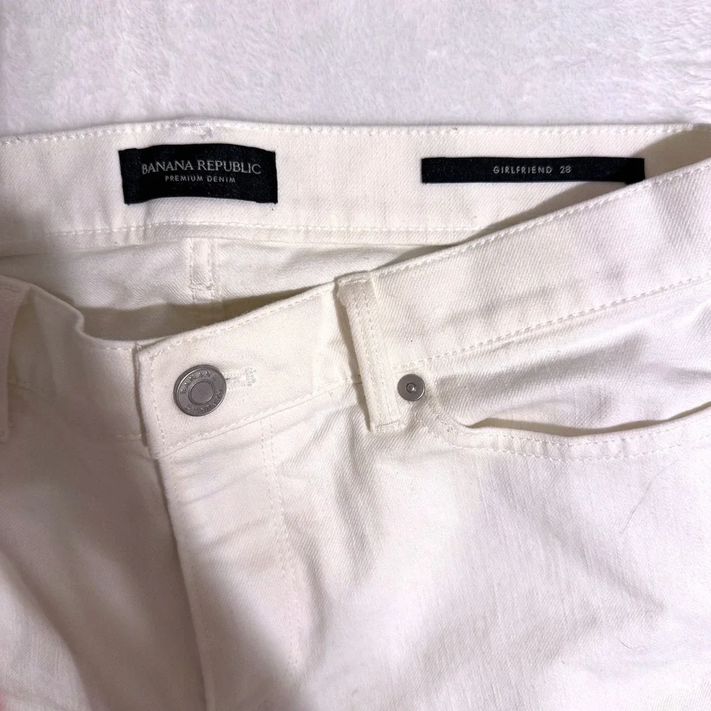 Banana Republic Premium Denim Girlfriend Jeans White Raw‎ Hem Size 28 Mid Rise